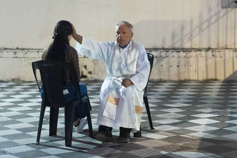 Previamente los sacerdotes realizaron confesiones a las personas que así lo desearan. 