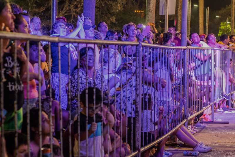 Con motivo del desfile inaugural, desde las 18 y hasta la finalización del evento se implementarán desvíos en el transporte urbano. La línea 104 C circulará por avenida Armenia, Chacabuco, Agustín P. Justo y Santiago del Estero; la 105 B lo hará por avenida Armenia, Estados Unidos y Gobernador Martínez; mientras que las líneas 105 C y 109 A desviarán por avenida Armenia, Estados Unidos, Gobernador Martínez, avenida Pujol y rotonda España. En tanto, la línea 108 A modificará su recorrido por Chacabuco, Abrevadero, Gobernador Martínez, avenida Pujol y rotonda España.