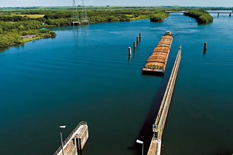 Las relaciones entre Paraguay y Argentina se han tensado recientemente debido a desacuerdos en asuntos como la navegación en la Hidrovía Paraguay-Paraná y la distribución de energía de la central hidroeléctrica Yacyretá. 