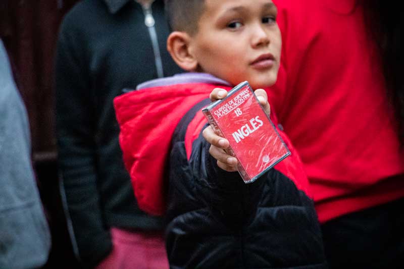 Con empeño y determinación un niño intenta aprender otro idioma. En este espacio no solo se combate la crisis alimentaria, también se lucha por ofrecer alternativas educativas.