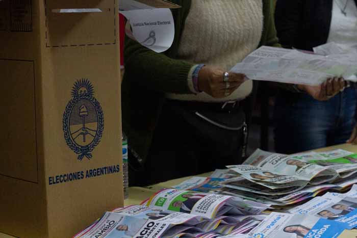 El proyecto ha sido recibido con rechazo por parte de los partidos tradicionales, que consideran que las PASO son un mecanismo importante para la democracia. Sin embargo, la iniciativa tiene el potencial de generar un debate sobre el sistema electoral argentino.