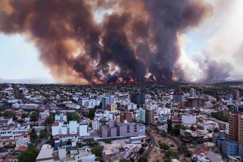 El perímetro de la zona inicial del incendio permanece inestable, dejando a las autoridades sin información precisa sobre el alcance de los daños a las viviendas, las familias fueron reubicadas en refugios temporales en instalaciones deportivas públicas. 