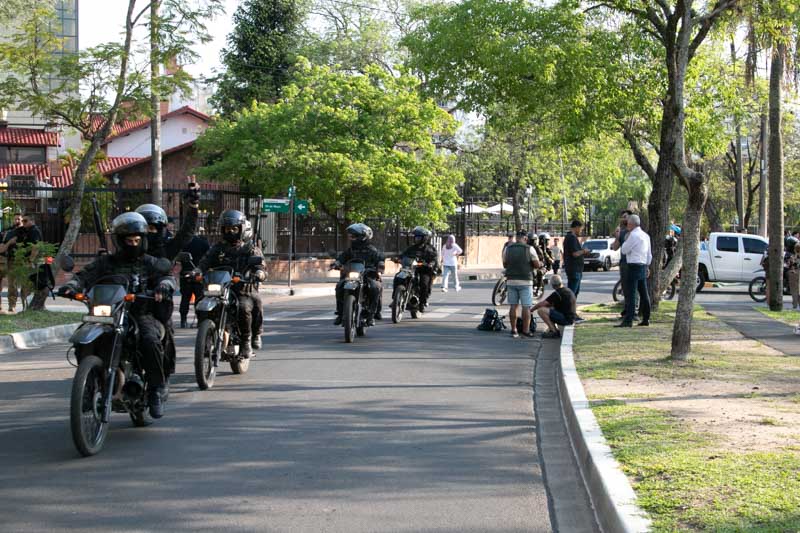 El operativo de seguridad incluyó un amplio despliegue policial alrededor del parque Cambá Cuá, donde se concentraron los simpatizantes.