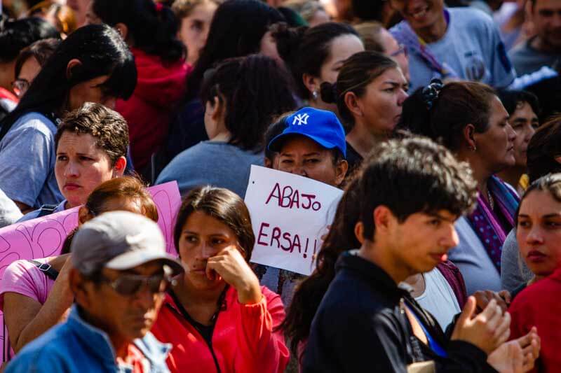 La aprobación del aumento se llevó a cabo en medio de una movilización masiva protagonizada por agrupaciones vecinales y movimientos sociales, quienes expresaron su descontento enérgicamente, una vez más. 