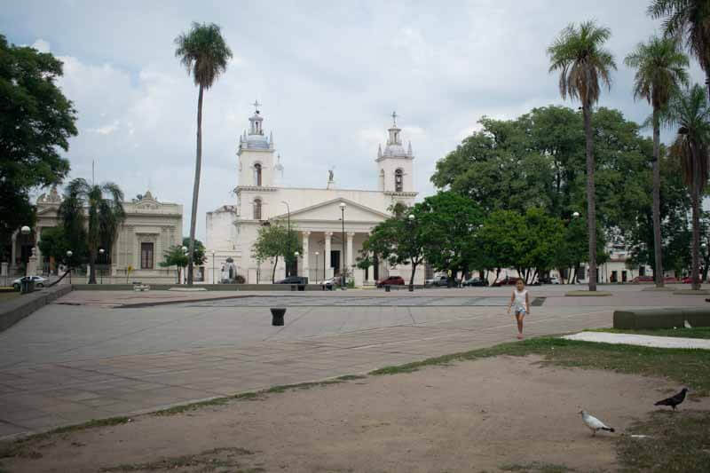 La plaza Cabral desierta, sin la marea de gente que transita habitualmente un día como hoy.