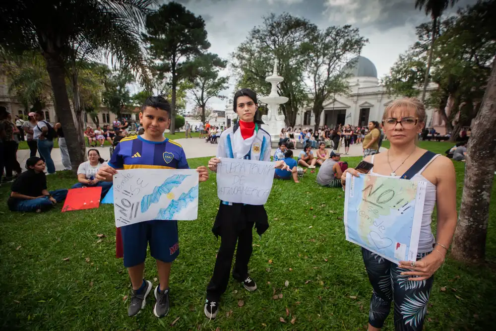 Los carteles individuales reflejaron preocupaciones espec&iacute;ficas vinculadas a la protecci&oacute;n ambiental. Cada mensaje sum&oacute; una voz distinta dentro de un reclamo compartido.
