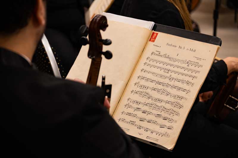 La segunda parte del concierto llevó a los asistentes con un viaje sonoro a Rusia, con la imponente Quinta Sinfonía de Piotr Ilich Tchaikovsky. La interpretación magistral de esta obra, estuvo llena de emotividad y dramatismo.