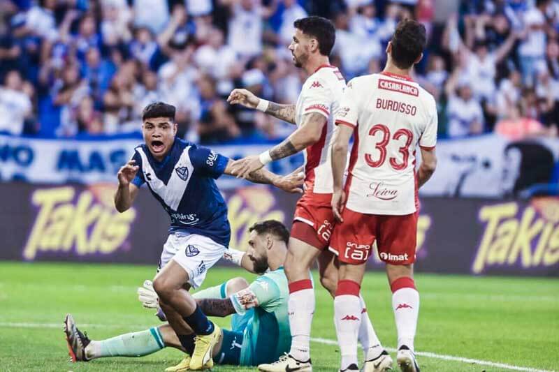 El partido tuvo momentos de polémica, como el gol de Aquino que fue convalidado tras la revisión del VAR. Pese a un inicio prometedor de Huracán, Vélez dominó el encuentro y aseguró la victoria ante su público, que celebró emocionado el regreso a la gloria.