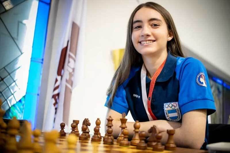 Con una actuación impecable, acumuló 8.5 puntos al finalizar el torneo, empatando con la estadounidense Carissa Yip y la búlgara Beloslava Krasteva, pero prevaleciendo en el sistema de desempate. 