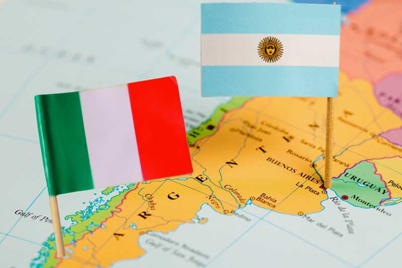 En paralelo, los bisnietos que viajen a Italia podrán permanecer dos años con fines de residencia, en lugar de los tres meses turísticos habituales, pero solo podrán acceder a la ciudadanía si son hijos o nietos directos. En Argentina, el trámite se gestiona en nueve consulados, con los mismos requisitos: partidas de nacimiento, matrimonio y defunción que acrediten el vínculo familiar.