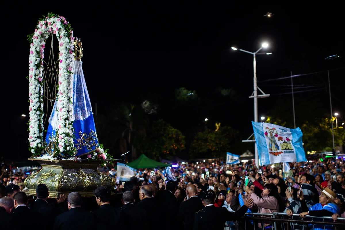 El grito sagrado de un pueblo estalla en el aire cuando la imagen de la Virgen de Itat&iacute; asoma para saludar a sus fieles. En ese instante, el cansancio de los d&iacute;as de viaje y las horas de vigilia se disuelven en un aplauso cerrado que parece no terminar nunca. La espera termin&oacute;; la fiesta de la fe vuelve a comenzar.
