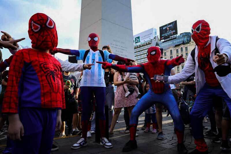 La convocatoria, que se extendió en las redes sociales, convocó a los asistentes a congregarse en la Plaza de la República a partir de las 17 horas, todos enfundados en disfraces del querido superhéroe.