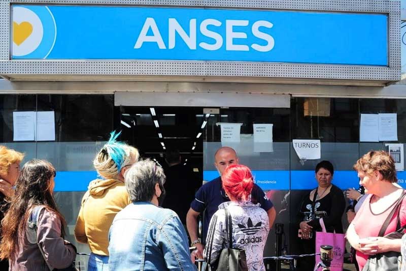 La Administración Nacional de la Seguridad Social (Anses) gastó $4.743 millones en el pago de indemnizaciones por despidos y contratos suspendidos entre diciembre y mayo, correspondiente a 1.241 cesantías, y teniendo en cuenta que cerraron más de 60 oficinas dependientes del organismo en todo el país. Además, recibe para sus gastos -al menos para este año- $41.687 millones, de los cuales $711 se destinan a salarios correspondientes a casi 12.500 empleados. 