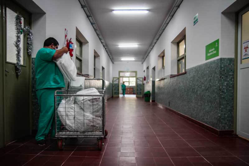 Una persona falleció a causa del dengue en Corrientes. El Ministerio de Salud Pública de la Provincia reportó el deceso de un individuo con antecedentes de enfermedades crónicas y diagnóstico positivo de dengue. El paciente, originario de San Luis del Palmar, ingresó al hospital en estado crítico debido a hipertensión arterial, diabetes-insulinodependiente y un accidente cerebrovascular.