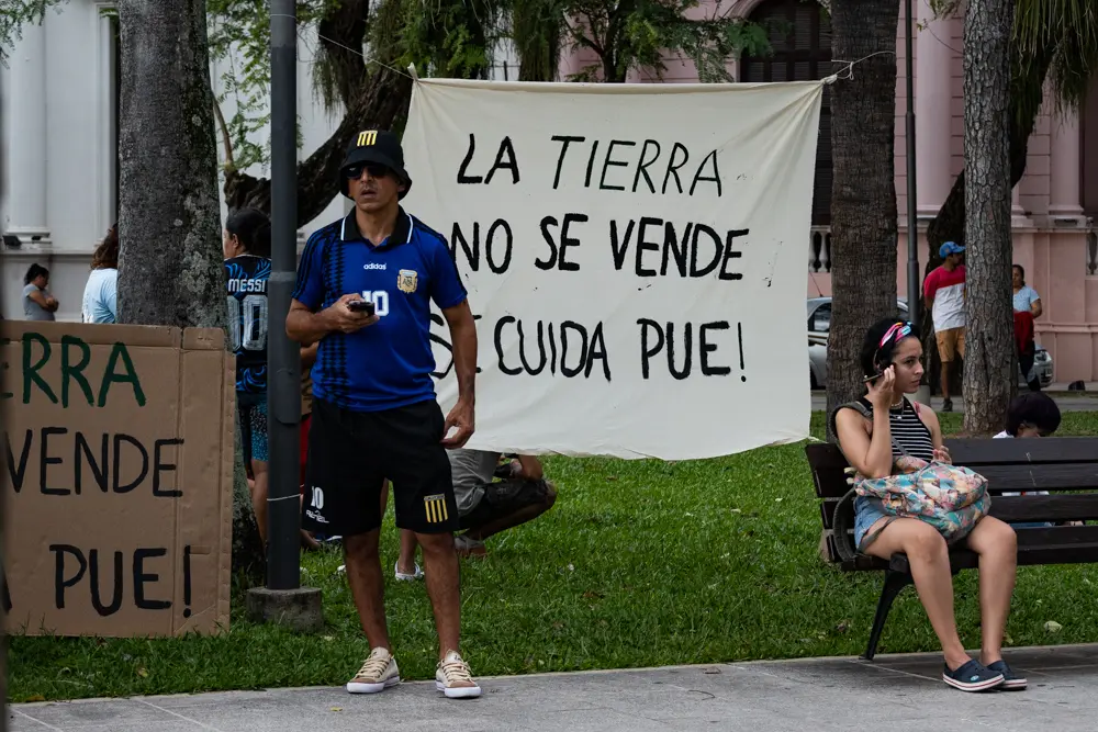 Los primeros carteles sintetizaron uno de los ejes de la movilizaci&oacute;n: la defensa del territorio frente a las reformas impulsadas. Las consignas, elaboradas de forma artesanal, acompa&ntilde;aron toda la jornada como una expresi&oacute;n colectiva.
