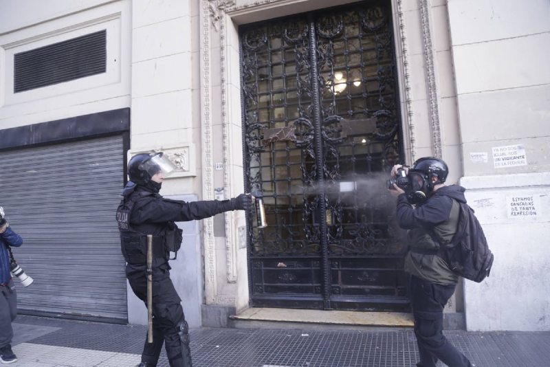 Entre los periodistas agredidos -principalmente gaseados- estuvo Nicolás Munafó, al que un efectivo policial le disparó un proyectil a menos de un metro de distancia. El incidente ocurrió mientras el notero registraba el avance del operativo de seguridad sobre los manifestantes. Según su relato, un agente disparó primero contra uno de los manifestantes y, al advertir su presencia, también lo impactó directamente, y el momento fue captado en vivo por las cámaras del canal.