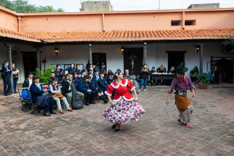 Las disciplinas que estuvieron en juego son las de canto solista, danza (pareja e individual), conjunto musical, teatro, pintura/dibujo, cuento, poesía, fotografía e historieta. Luego de la inauguración formal comenzaron las presentaciones de las disciplinas escénicas, mientras que en paralelo se expusieron los trabajos del resto de los participantes. 