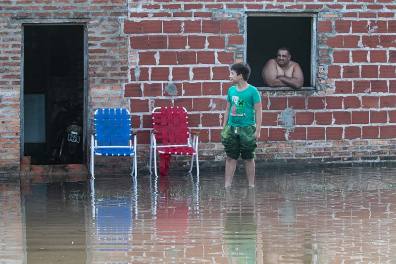 El agua ha ingresado en las viviendas, destruyendo muebles, electrodomésticos y objetos personales, dejando a muchas familias solo con lo que llevan puesto.