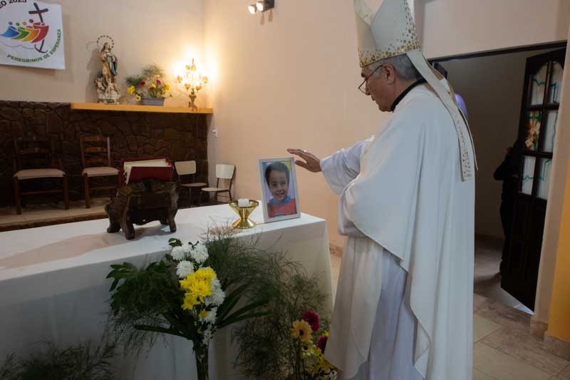 El único familiar presente era José Peña, hermano del niño, quien asistió acompañado de su esposa e hijo. Ningún otro integrante de la familia estuvo en la misa, que aunque breve y con escasa concurrencia, tuvo un clima íntimo y emotivo que contrastó con las manifestaciones multitudinarias de meses anteriores.