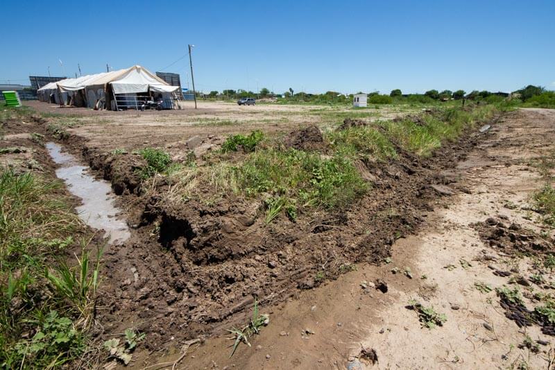 El Municipio comenzó hoy con trabajos de zanjeo. La lluvia del viernes pasado inundó algunos sectores de la carpa. 