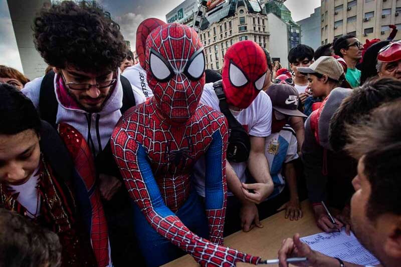 La meta era establecer un récord Guinness, superando una iniciativa similar en Malasia que reunió a 685 entusiastas vestidos como el héroe arácnido. 