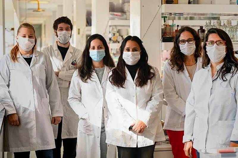 La vacuna bivalente contiene las variantes gamma y ómicron y ha demostrado su eficacia y seguridad en voluntarios. Esto marca un logro significativo para la ciencia y tecnología argentinas, y respalda el papel del Estado en la investigación científica.