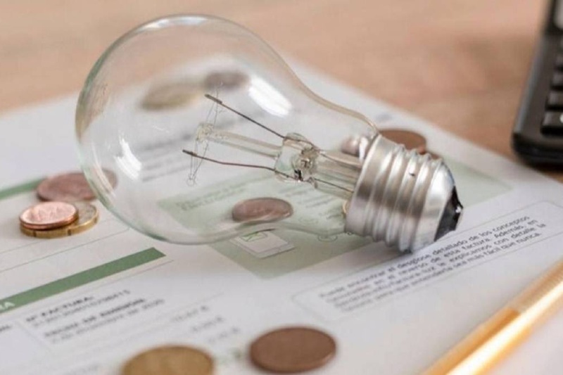 En noviembre 16 provincias y/o distribuidoras registraron caídas interanuales, encabezadas por Misiones (33%), Formosa (12%), Chaco (11%), Corrientes (10%), Santa Fe (5%) y Mendoza (4%). En contraste, 11 provincias y empresas mostraron subas, entre ellas Santa Cruz (13%), Chubut (10%), Neuquén (9%) y Santiago del Estero (6%). Por regiones los mayores descensos se observaron en el NEA (14,8%), el Litoral (4,7%) y Cuyo (3,5%).