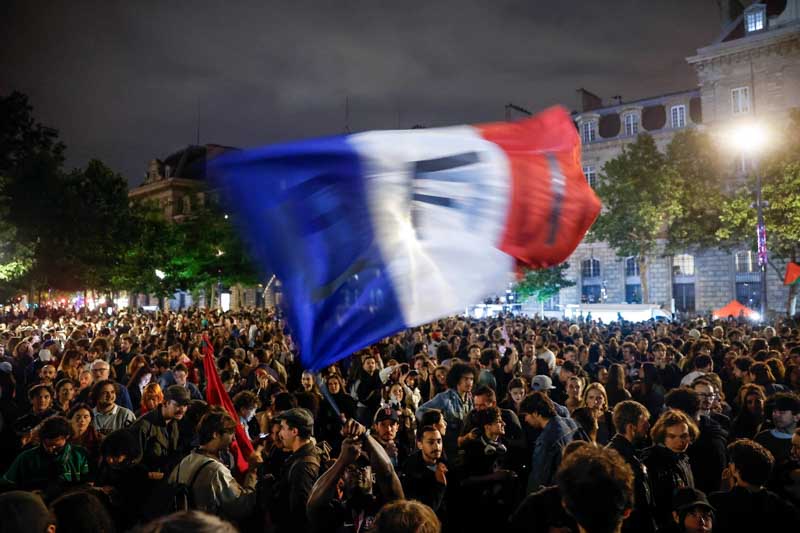 En sólo cuatro días, dando un ejemplo a la izquierda del resto del mundo, La Francia Insumisa (LFI), el Partido Socialista (PS), el Partido Europa Ecología Los Verdes (EELV) y el Partido Comunista (PCF) habían armado una coalición de izquierda, el Nuevo Frente Popular (NFP), y en base a un programa y a candidatos comunes ha logrado ganar la mayoría relativa en la Asamblea Nacional, donde colocó 190 diputados. 