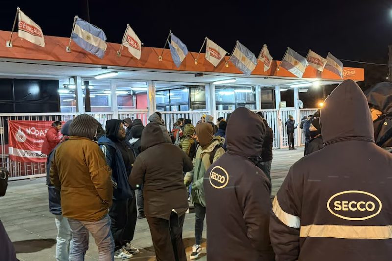 Los trabajadores -en simultáneo- de Georgalos, Morvillo, Secco, Transporte del Oeste, el hospital Posadas, FATE y Volkswagen en la actualidad se encuentran protestando contra los despidos y la reforma laboral, y -además- denunciaron la persecución sindical que sufren, el grave ataque a los derechos laborales, y acusan a los empresarios de contar con la connivencia del Gobierno nacional y provincial.