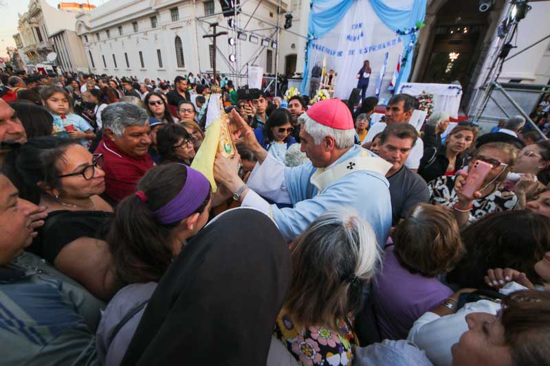 El momento central llegó con la ceremonia presidida por el nuncio apostólico en Argentina, Miroslaw Adamczyk, acompañado por el arzobispo de Corrientes, José Adolfo Larregain. Este último, en el acto, recibió el palio arzobispal, distinción que simboliza su misión pastoral y que dio un carácter histórico a la jornada para la comunidad católica provincial.