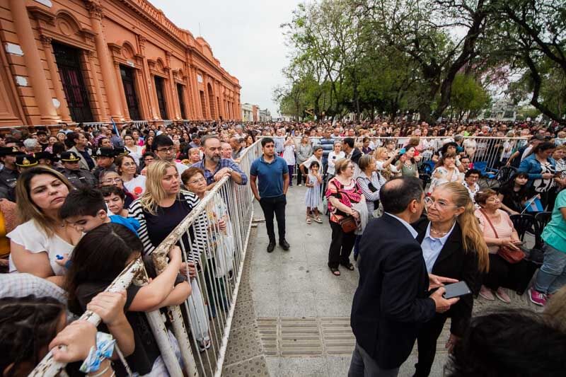 Al llegar a la parroquia, la multitud participó de la eucaristía, con una notable presencia infantil. La jornada religiosa continuará con una misa nocturna y una procesión con antorchas, en torno a la plaza 25 de Mayo.