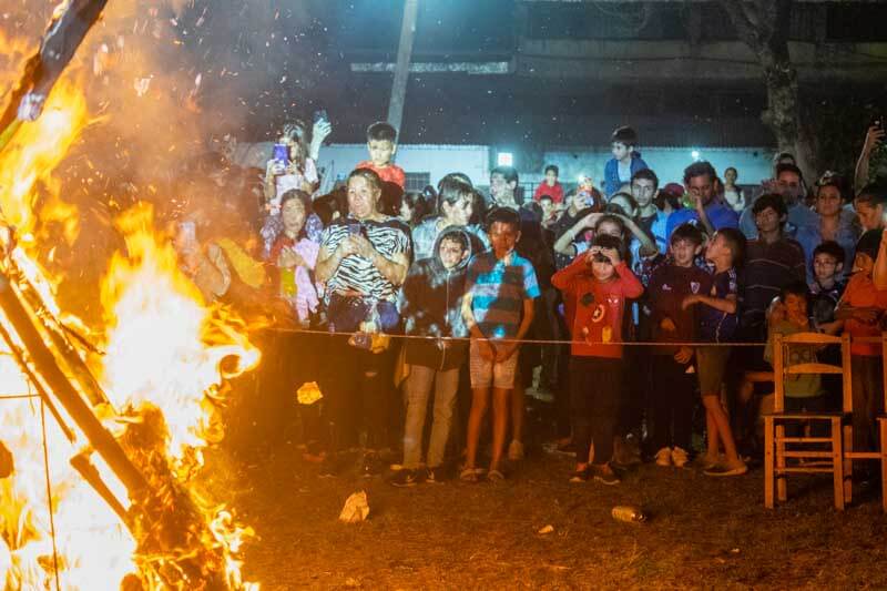 Más allá de su belleza visual, el fuego en honor representa mucho más, es un acto simbólico que invita a la introspección y a la renovación espiritual. 