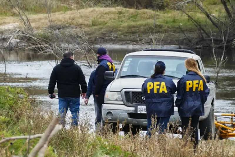 La Prefectura lidera las tareas acuáticas con buzos especializados, mientras la Policía de Corrientes resguarda el perímetro. La querella familiar acompaña las diligencias judiciales. En paralelo, la Cámara Federal prorrogó la investigación hasta el 10 de enero de 2026, para permitir nuevas pericias y búsquedas en zonas señaladas por testigos.