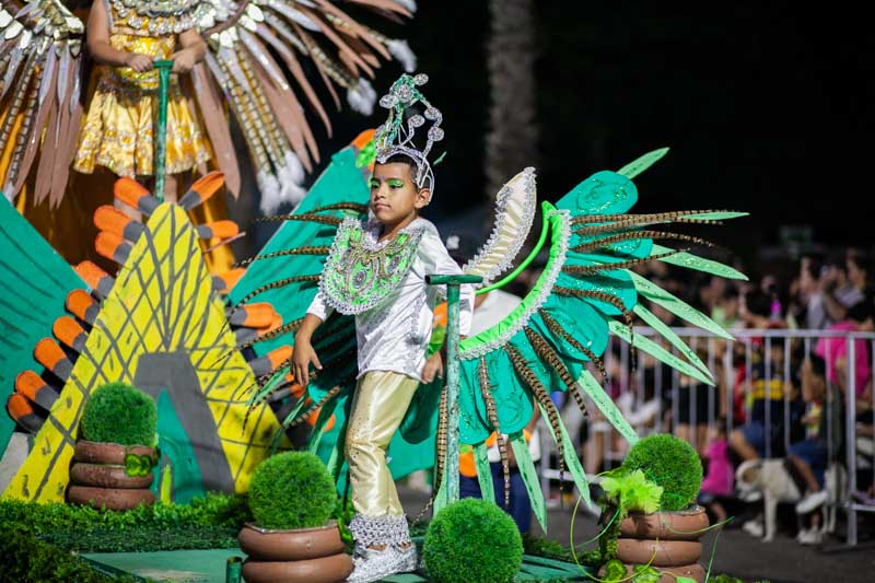 La jornada inaugural se extendió hasta la madrugada y volvió a mostrar el fuerte arraigo comunitario del carnaval barrial. Familias enteras, grandes y chicos, se acercaron para compartir la fiesta del Rey Momo, en un espacio donde la cultura popular fortalece los lazos y refuerza la identidad barrial.