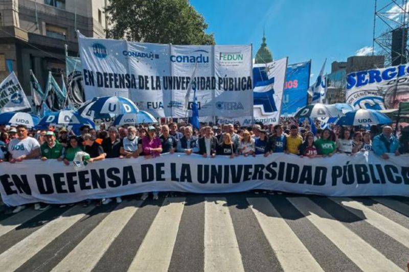 La legislación vetada garantiza que el salario recupere el poder adquisitivo de diciembre de 2023 con un aumento de alrededor del 45%. También corrige parcialmente el déficit presupuestario de las obras sociales universitarias, el vaciamiento estudiantil y de docentes y no docentes.