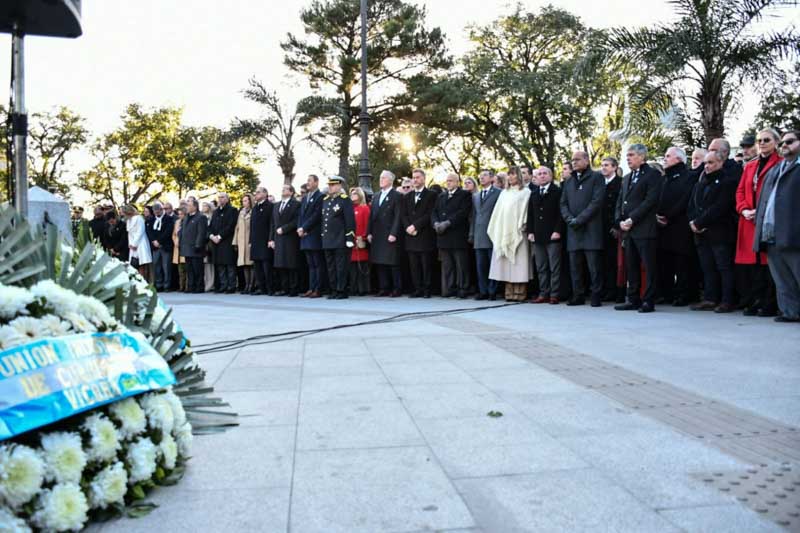 En la plaza 25 de Mayo la ceremonia contó con la presencia de ministros, secretarios y subsecretarios del gabinete provincial, así como del vicepresidente primero del Senado, Henry Fick; el viceintendente, Emilio Lanari; el presidente del Concejo Deliberante, Marcos Amarilla; concejales; legisladores nacionales y provinciales; fuerzas de seguridad; representantes del poder judicial; de la Universidad Nacional del Nordeste y de diversas entidades de la sociedad civil.