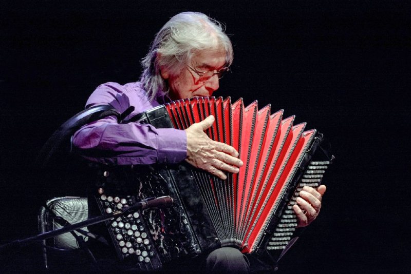 Compartió escenarios y grabaciones con artistas de la talla de Atahualpa Yupanqui, Astor Piazzolla, Mercedes Sosa, Jairo, Richard Galliano, Carlos García, Ramón Navarro, Cesaria Evora, Peter Gabriel, Juanjo Domínguez y Ariel Ramírez, entre otros. En 2024 le fue conferido el título de “doctor honoris causa” por la Universidad Nacional del Nordeste. Además, fue galardonado en nuestro país con los premios Atahualpa, Konex y Sadaic, entre muchos otros.