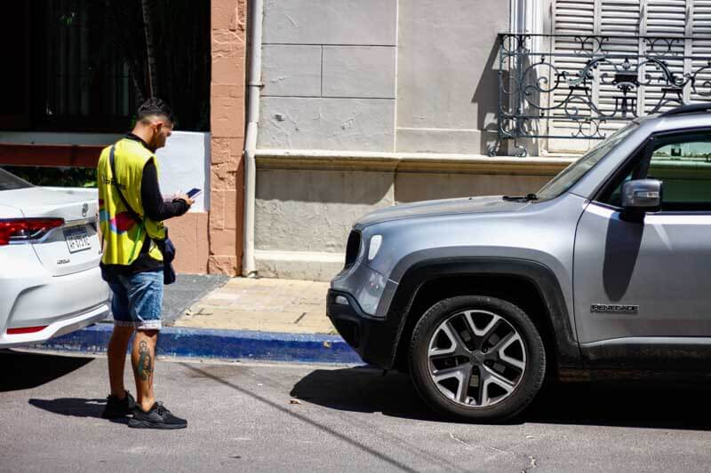 Tal como se dio a conocer la semana pasada, aplicarán una actualización del 66% sobre la tarifa en Corrientes, tarifas que entran en vigencia desde hoy. Por ello, los vehículos radicados en esta capital y con la patente al día tendrán un descuento del 50% (abonarán $500 por hora), mientras que los que tienen deuda pagarán $800. Para aquellos rodados que no están radicados en Corrientes el costo será de $1.000.