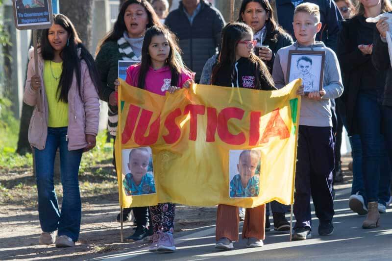 Los vecinos expresaron su malestar y exigieron respuestas, llorando y gritando para hacerse oír. Los familiares de Loan declararon que desconfían de las autoridades provinciales en todos los niveles, señalando una profunda falta de confianza en la gestión del caso.