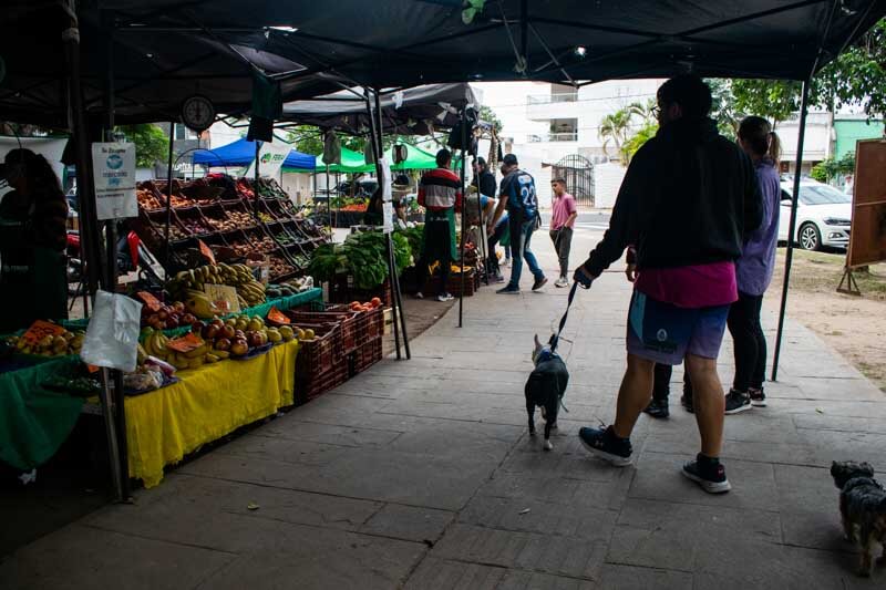 El viernes 24, los feriantes extenderán su jornada en el paseo Arazaty, sobre avenida 3 de Abril y la costanera, desde las 10 hasta las 22. Las actividades continuarán el sábado 25 en el parque Mitre, por calle Pilú Gómez y José Rolón, de 8 a 13, y nuevamente en el paseo Arazaty de 10 a 22. Finalmente, el domingo 26, los puestos estarán en el mismo paseo Arazaty de 10 a 20, ofreciendo además de productos frescos, una variedad de plantas ornamentales, artesanías y opciones gastronómicas.