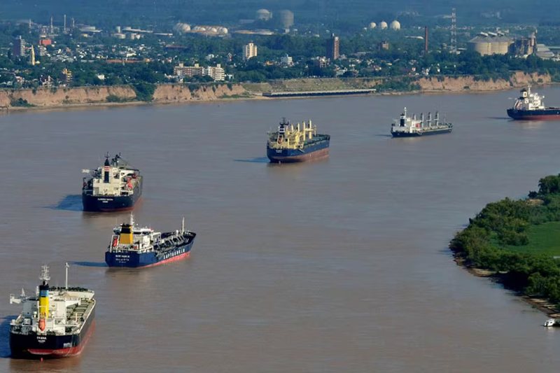 Con esta medida se pondrá fin a la estatización provisoria de la vía navegable troncal por donde transitan anualmente unos 4.000 barcos, y que tiene 79 puertos involucrados, canalizando el 80 % de las exportaciones argentinas. La empresa que se haga cargo deberá cumplir el plan de obras establecido en los pliegos de la licitación, donde se determinan las etapas de obras prioritarias a realizar en los primeros cinco años de la concesión. 