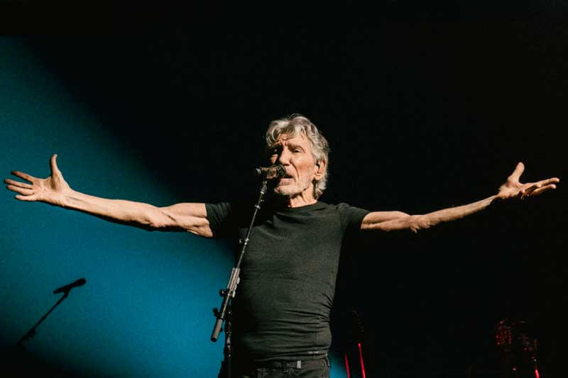 El ex cerebro de Pink Floyd desafió la controversia en su recital, celebrado en medio de tensiones políticas y tras el pedido de suspensión por parte de la DAIA. En instantes previos al comienzo del show podía leerse en las pantallas  