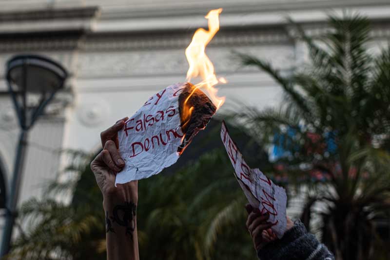 Durante la concentración también hubo intervenciones simbólicas. En una de ellas, hojas con mensajes fueron encendidas frente comercios ubicados frente a la plaza vera como forma de expresar el rechazo a la violencia de género y a la impunidad.
