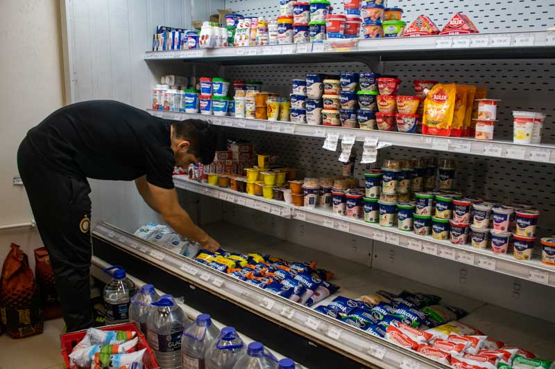A partir de ahora las decisiones sobre el Código Alimentario estarán centralizadas en los organismos técnicos competentes. El decreto también eliminó las cabinas sanitarias que controlaban los alimentos importados, dado que esas funciones fueron asumidas digitalmente por la Aduana. Desde el Gobierno aseguraron que esta reestructuración apunta a un sistema más eficiente, sin demoras innecesarias ni superposición de funciones.
