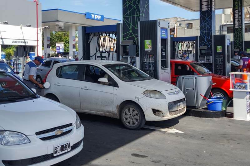 A pesar de las subas, el consumo de combustibles reflejó una caída interanual del 10,5% en noviembre, alcanzando despachos totales de 1.472.085 metros cúbicos. Esta disminución se combina con una leve recuperación mensual del 0,6%, lo que indica que el mercado sigue ajustándose a los valores actualizados. Desde enero de 2024, los precios han mostrado una notable recomposición tras los mínimos de 2023, marcando un aumento nominal del 149% en comparación con octubre de ese año.