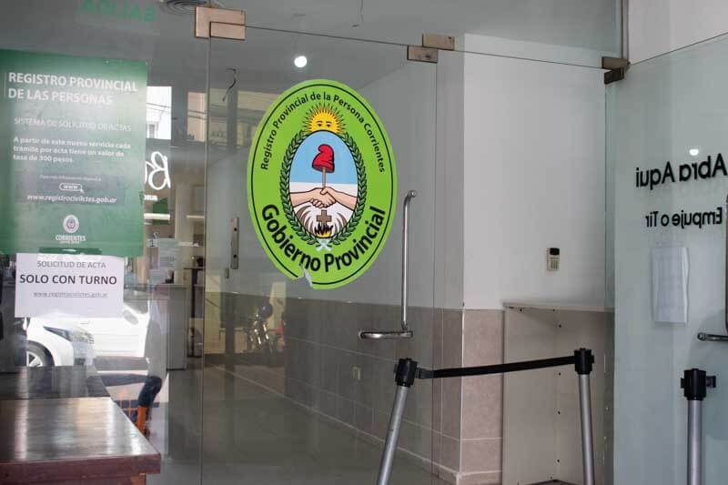 El funcionario detalló que todas las delegaciones contarán con guardias para asistir a quienes hayan tramitado su DNI y aún no lo hayan recibido. De esta manera, se busca asegurar que ningún ciudadano quede impedido de emitir su voto por falta del documento necesario.