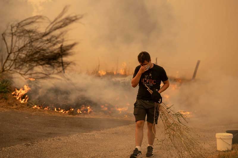 La responsable estratégica de clima del Centro Europeo de Predicción Meteorológica a Medio Plazo, Samantha Burgess, advirtió que estas cifras reflejan el avance acelerado del cambio climático y señaló que reducir rápidamente las emisiones es la única vía para mitigar aumentos futuros. Copernicus reportó también temperaturas oceánicas inusualmente elevadas, con un promedio de 20,42 grados, y extensiones de hielo marino por debajo del promedio tanto en el Ártico (–12%) como en la Antártida (–7%), ubicándose entre las más bajas registradas para un mes de noviembre.