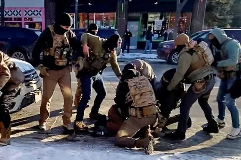 La muerte de Pretti se suma a otro episodio ocurrido dos semanas antes en la misma ciudad, cuando una mujer de 37 años falleció durante una protesta contra el ICE. En ambos casos, las versiones oficiales responsabilizaron a las víctimas, aunque los registros fílmicos difundidos contradicen esos relatos. El despliegue de miles de agentes federales en el estado, con tácticas de intervención fuertemente armadas, profundiza el debate sobre el uso de la fuerza y el control político de las fuerzas de seguridad durante la actual administración.