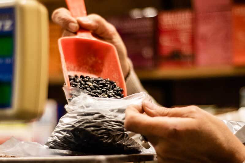 Entre las resoluciones derogadas figuran la 302/1991, que regulaba la certificación de calidad de granos; la 209/1994, que establecía aranceles del entonces Instituto Argentino de Sanidad y Calidad Vegetal (Iascav); y la 1040/1994, sobre el Registro Nacional de Terapéutica Vegetal. También fueron eliminadas la 292/1998, vinculada a procedimientos de cuarentena post-entrada; la 811/2000, sobre producción y comercialización de plantas de vivero de olivo; la 391/2001, que fijaba requisitos para el sector frutícola; la 1269/2004, del Programa Nacional de Supresión de Carpocapsa; y la 497/2006, referida al control de la plaga Cydia pomonella.