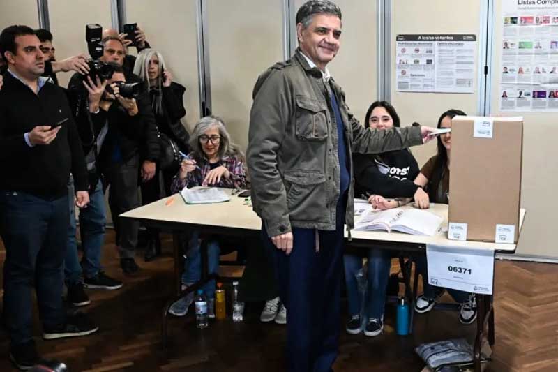 La derrota generó autocríticas en algunos sectores y resistencias en otros. Jorge Macri intentó desligar el resultado de su gestión, mientras que Silvia Lospennato cuestionó la dureza de la campaña. Desde el peronismo, Santoro afirmó que se cerró un ciclo político en la Ciudad. En paralelo, Horacio Rodríguez Larreta celebró su regreso al escenario porteño con fuertes críticas a la actual conducción local.